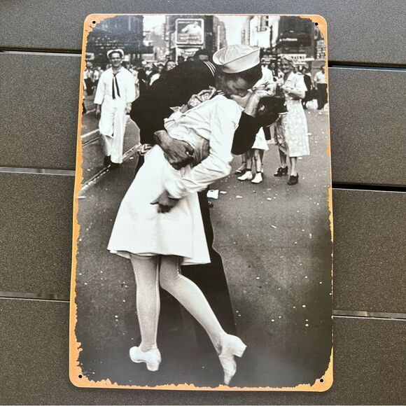 Metal Sign Times Square the kiss - Picture 1 of 3